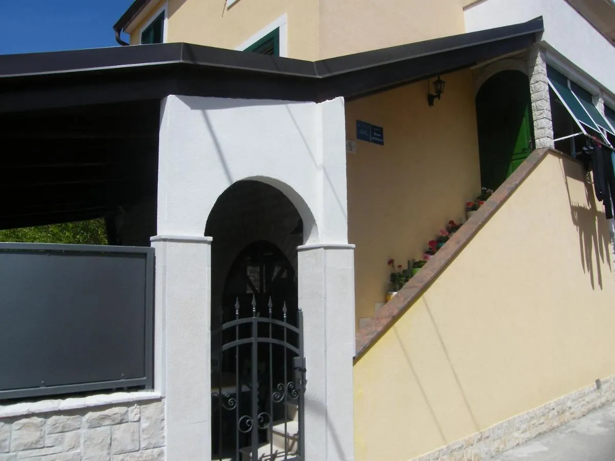Apartment Mamut Premantura 0*,