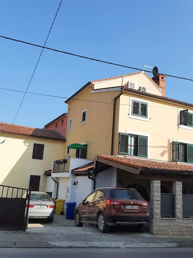 Apartment Mamut Premantura 0*,